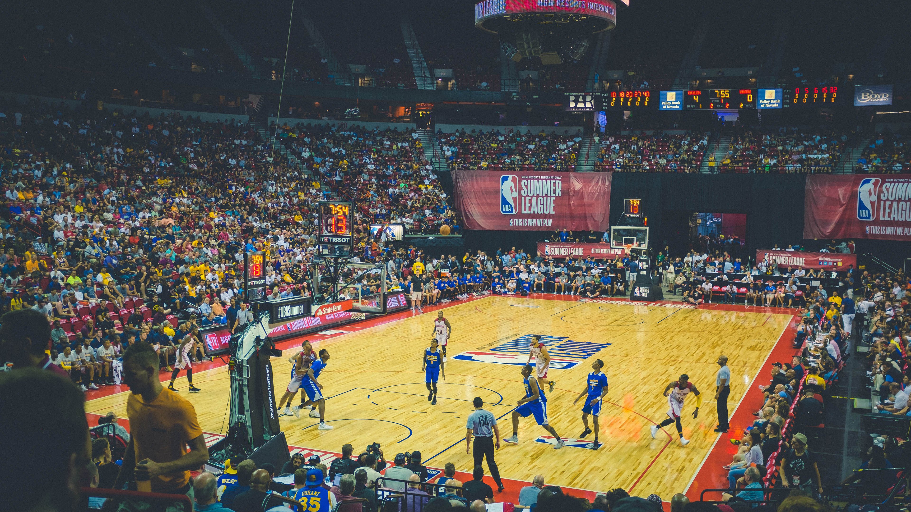 星空投注-全黑队利用反击与速度优势，横扫对手防线，全黑队战舞